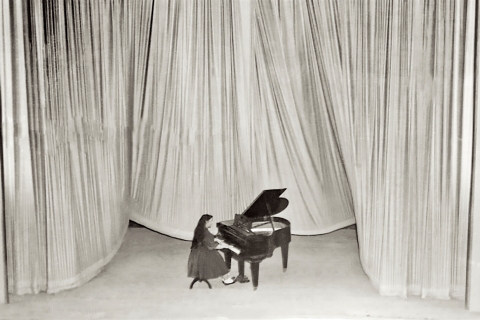 Ρεσιτάλ πιάνου της δωδεκάχρονης Φιφίκας Μπρουσιανού στην Αίθουσα Ιουλίας Σαλβάγου. Αλεξάνδρεια 1957. Την Αίθουσα Σαλβάγου, εντός της Σαλβάγειου Σχολής και δίπλα στο Αβερώφειο Γυμνάσιο, χρησιμοποιούσαν από κοινού η Σαλβάγειος και το Αβερώφειο για θεατρικές παραστάσεις, συναυλίες, σχολικές εκδηλώσεις.