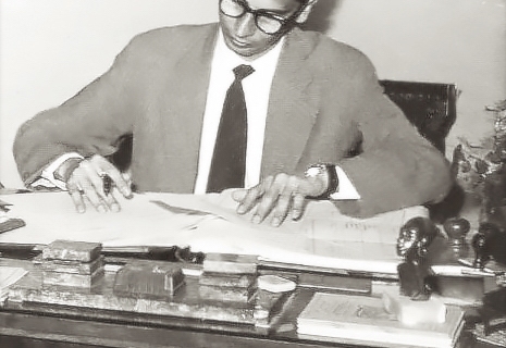 Εθνικό Ωδείο Αλεξανδρείας. Ο Σπύρος Κίζας, καθηγητής πιάνου, θεωρητικών και υποδιευθυντής του ωδείου, υπογράφει πρακτικά εξετάσεων. Αλεξάνδρεια 1962.