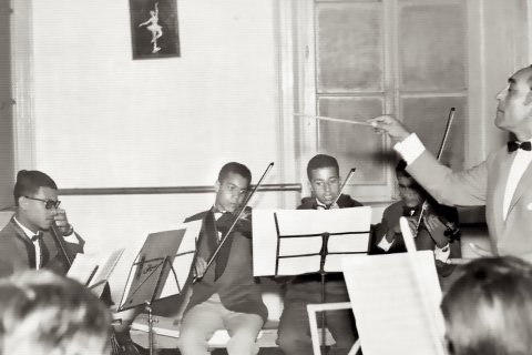 Εθνικό Ωδείο Αλεξανδρείας. Πρόβα ορχηστρικού συνόλου στην αίθουσα χορού, με Έλληνες και Αιγύπτιους σπουδαστές. Αλεξάνδρεια 1964.
