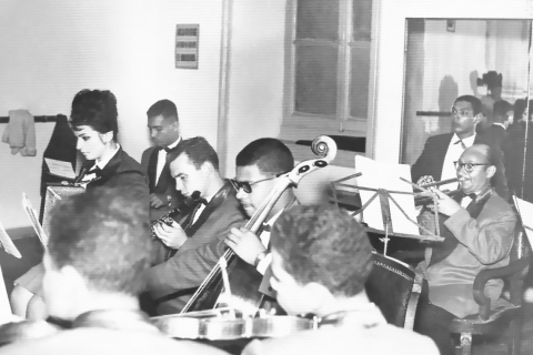 Εθνικό Ωδείο Αλεξανδρείας. Πρόβα ορχηστρικού συνόλου στην αίθουσα χορού, με Έλληνες και Αιγύπτιους σπουδαστές και τους καθηγητές Φιφίκα Μπρουσιανού στο ακορντεόν και Μιχάλη Γεροντιδάκη στο κλαρινέτο. Αλεξάνδρεια 1964.