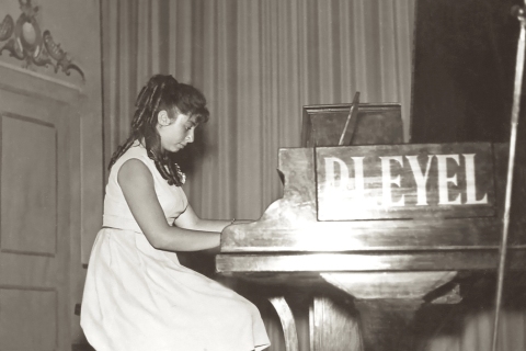 Μαθητική συναυλία του Εθνικού Ωδείου Αλεξανδρείας στην Αίθουσα «Αισχύλος-Αρίων». Παίζει η νεαρή Αιγύπτια πιανίστα Ναουάλ Γάλυ. Αλεξάνδρεια 1964.