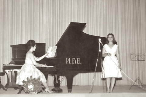 Μαθητική συναυλία του Εθνικού Ωδείου Αλεξανδρείας στην Αίθουσα «Αισχύλος-Αρίων». Η πιανίστα Φιφίκα Μπρουσιανού συνοδεύει τη σοπράνο Αντωνία Λίνδου. Αλεξάνδρεια 1964.