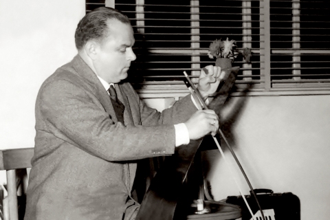 Αίθουσα εκδηλώσεων ΧΑΝ Αλεξανδρείας. «Μουσικόν Τέιον» με τον Αυστριακό σολίστ του μουσικού πριονιού Αnton Shein. Αλεξάνδρεια 1964.