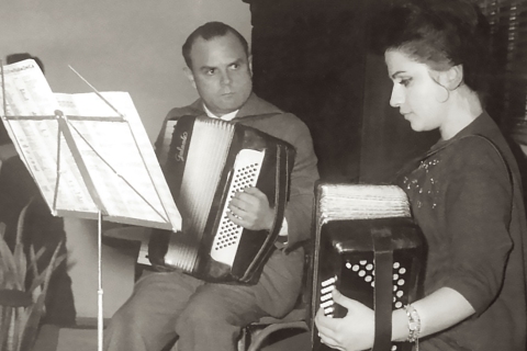 Αίθουσα εκδηλώσεων ΧΑΝ Αλεξανδρείας. «Μουσικόν Τέιον» με τη Φιφίκα Μπρουσιανού και τον Αυστριακό Αnton Shein στο ακορντεόν. Αλεξάνδρεια 1964.