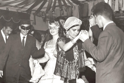 Αποκριάτικος χορός (bal masqué) στον Ναυτικό Όμιλο Αλεξανδρείας. Διακρίνονται οι πιανίστες Σπύρος Κίζας και Φιφίκα Μπρουσιανού. Αλεξάνδρεια 1962.