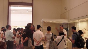 1η Διεθνής Πολιτιστική Ακαδημία, Ολυμπία, 25 – 31/08/2014: Φωτογραφικό στιγμιότυπο από την επίσκεψη στο Αρχαιολογικό Μουσείο Ολυμπίας