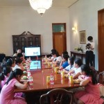 Η Τόνια Λούο συζητά με κινεζόφωνους μαθητές πρωτοβάθμιας εκπαίδευσης κατά τη διάρκεια του βιωματικού εργαστηρίου «Παίζοντας με την Οδύσσεια», στην Πρεσβεία της Ελλάδος στο Πεκίνο