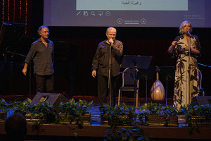 Στιγμιότυπο από τη συναυλία του Κώστα Θωμαΐδη και της Ρίτας Αντωνοπούλου, με τον Τάκη Φαραζή στο πιάνο και το συγκρότημα του Χάλεντ Σαμς, στην Όπερα του Καΐρου