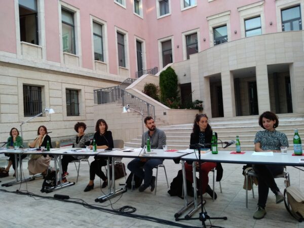 Φωτογραφικό στιγμιότυπο από την εκδήλωση. Από αριστερά: Elisabetta Abbondanza, Nicoletta Grillo, Anna Giannessi, Elena Pallantza, Παναγιώτης Αρβανίτης, Nadja Grasselli, Μαρίνα Αγαθαγγελίδου.