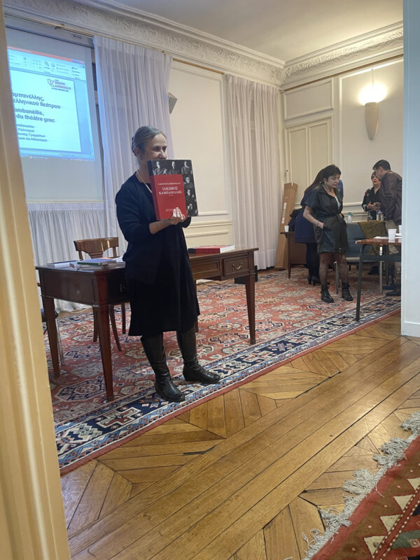 Η Ιστορικός Πολιτισμού και Διευθύντρια Γραμμάτων του ΥΠΠΟΑ, Σίσσυ Παπαθανασίου, παρουσιάζει τον αφιερωματικό τόμο του Υπουργείου Πολιτισμού στον Ιάκωβο Καμπανέλλη.