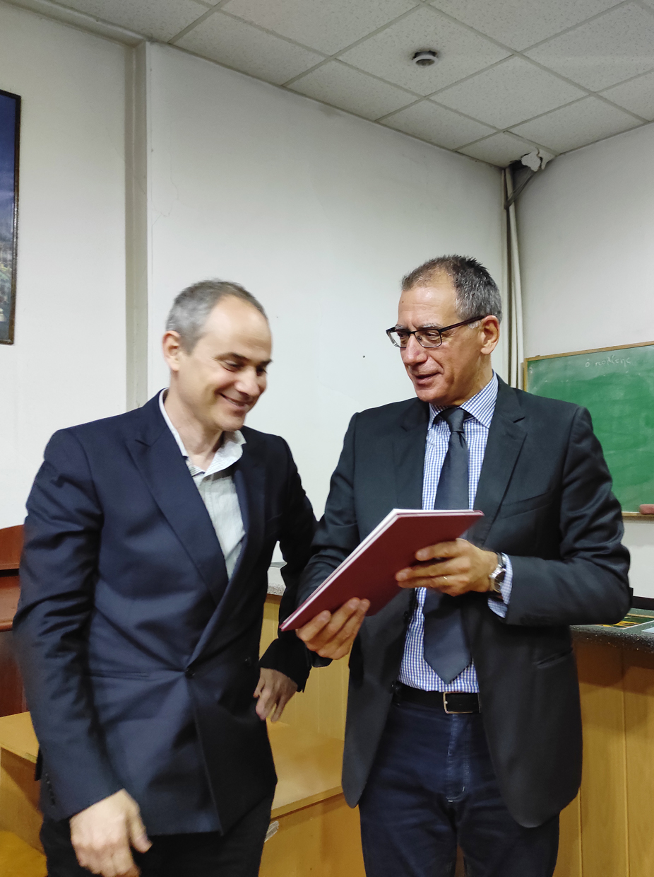 Φωτογραφικό στιγμιότυπο κατά τη διάρκεια της συνάντησης του Προέδρου του ΕΙΠ, Νίκου Α. Κούκη, με τον διευθυντή του Ινστιτούτου Κλασικών, Βυζαντινών και Νεοελληνικών Σπουδών του Πανεπιστημίου Τιφλίδας, Levan Gigineishvili